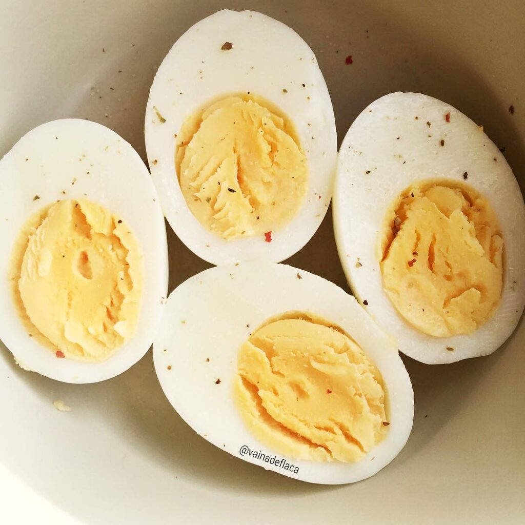 Fuente de hierro, huevos hervidos