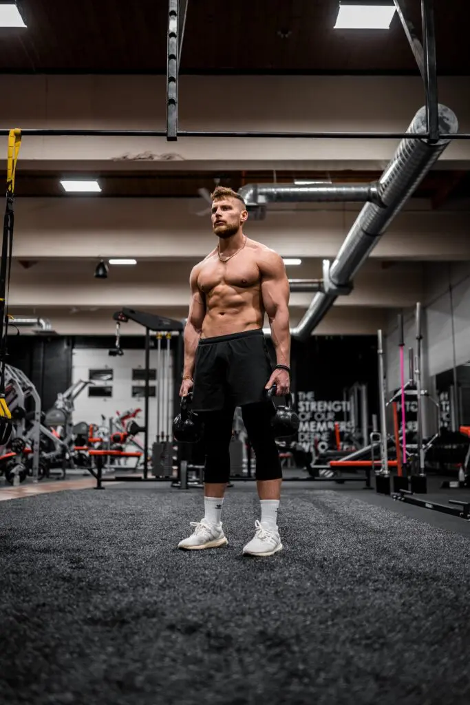 hombre en postura de realizar ejercicio de hombros