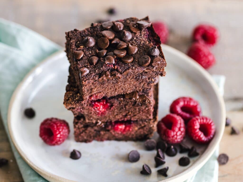 Brownie de chispas y frambuesas 