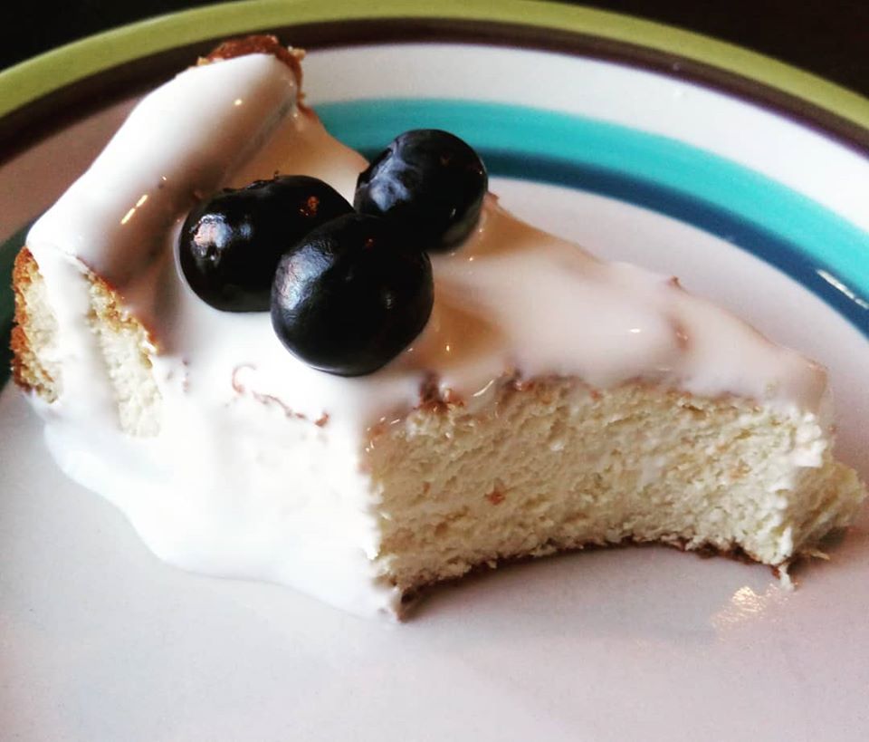 Tarta de queso al horno con arándanos. Cortesía de Madhur repostería sin azúcar.