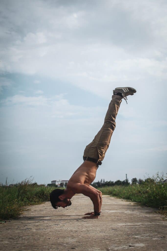 hombre realizando ejercicio de flexiones de hombro