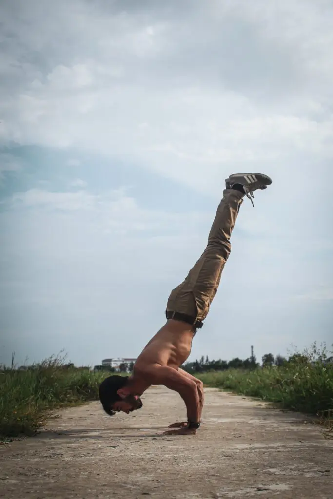 hombre realizando ejercicio de flexiones de hombro