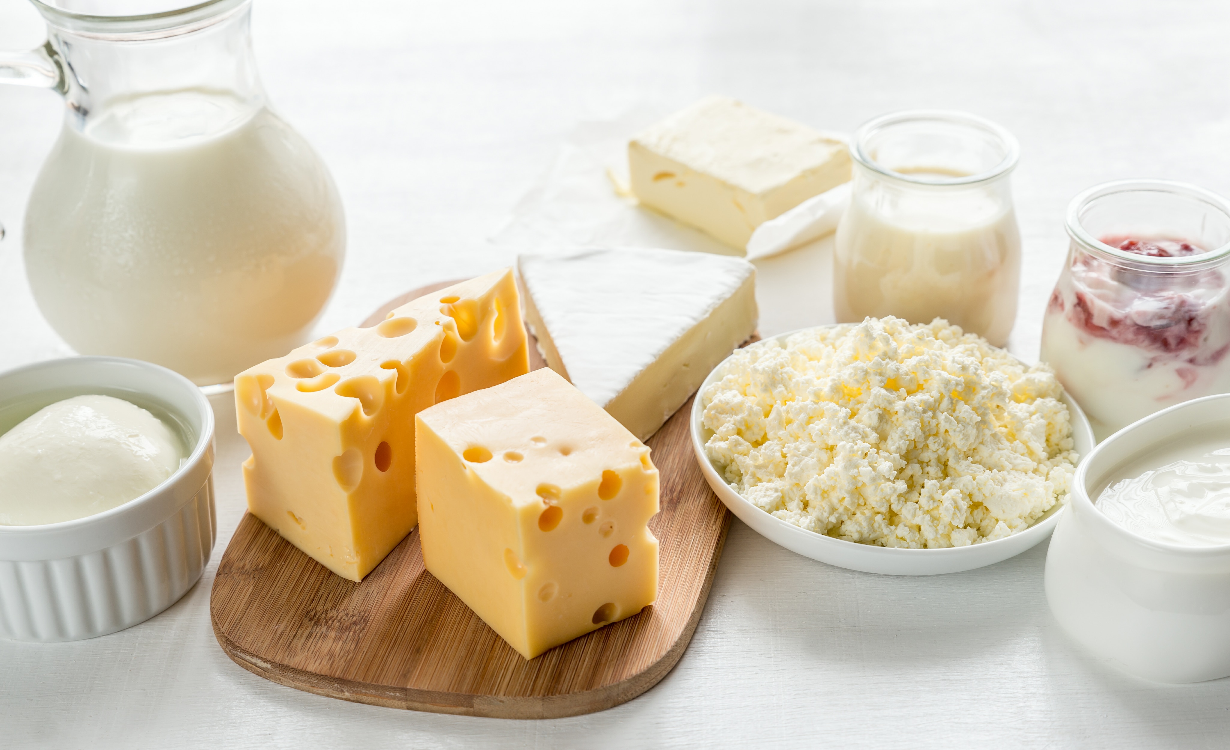 Сыр из молока и кефира. Молочные продукты. Молоко. Сыр. Творог. Молоко и кисломолочные продукты. Сыр и творог.