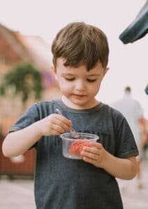 Niño comiendo