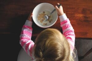 niña comiendo