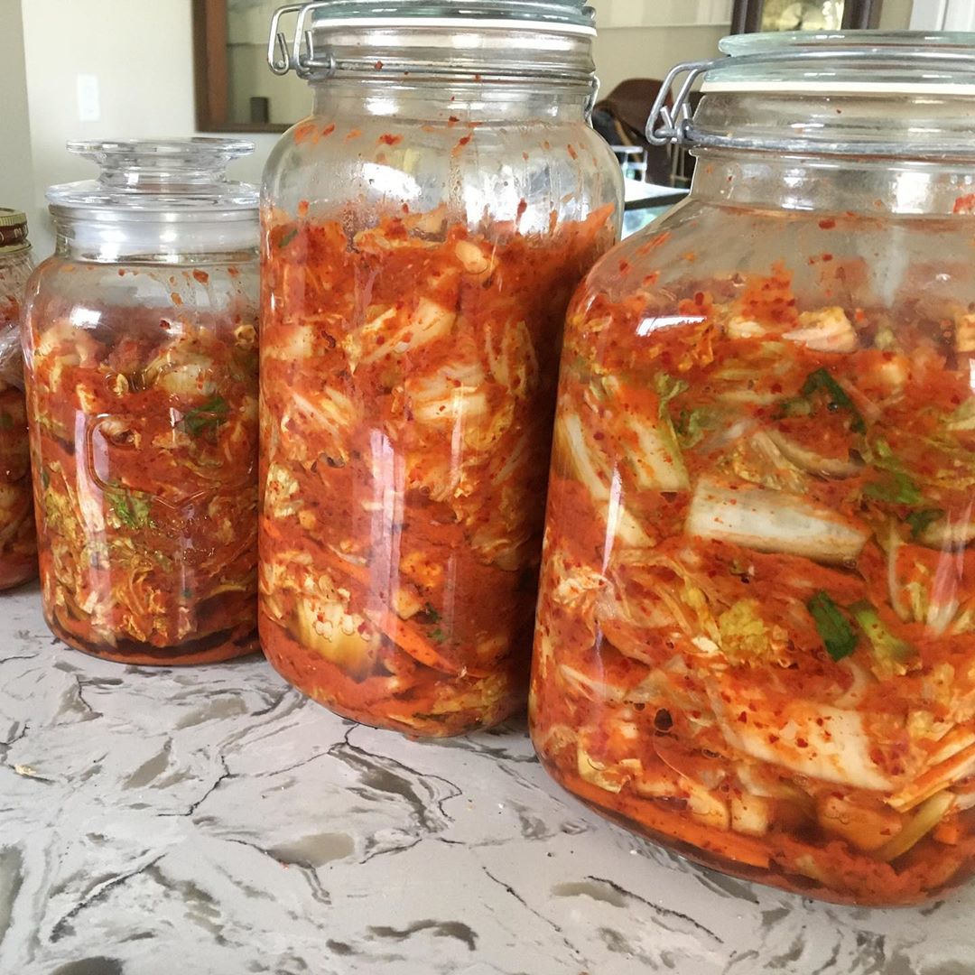 Kimchi recién envasado, listo para fermentar