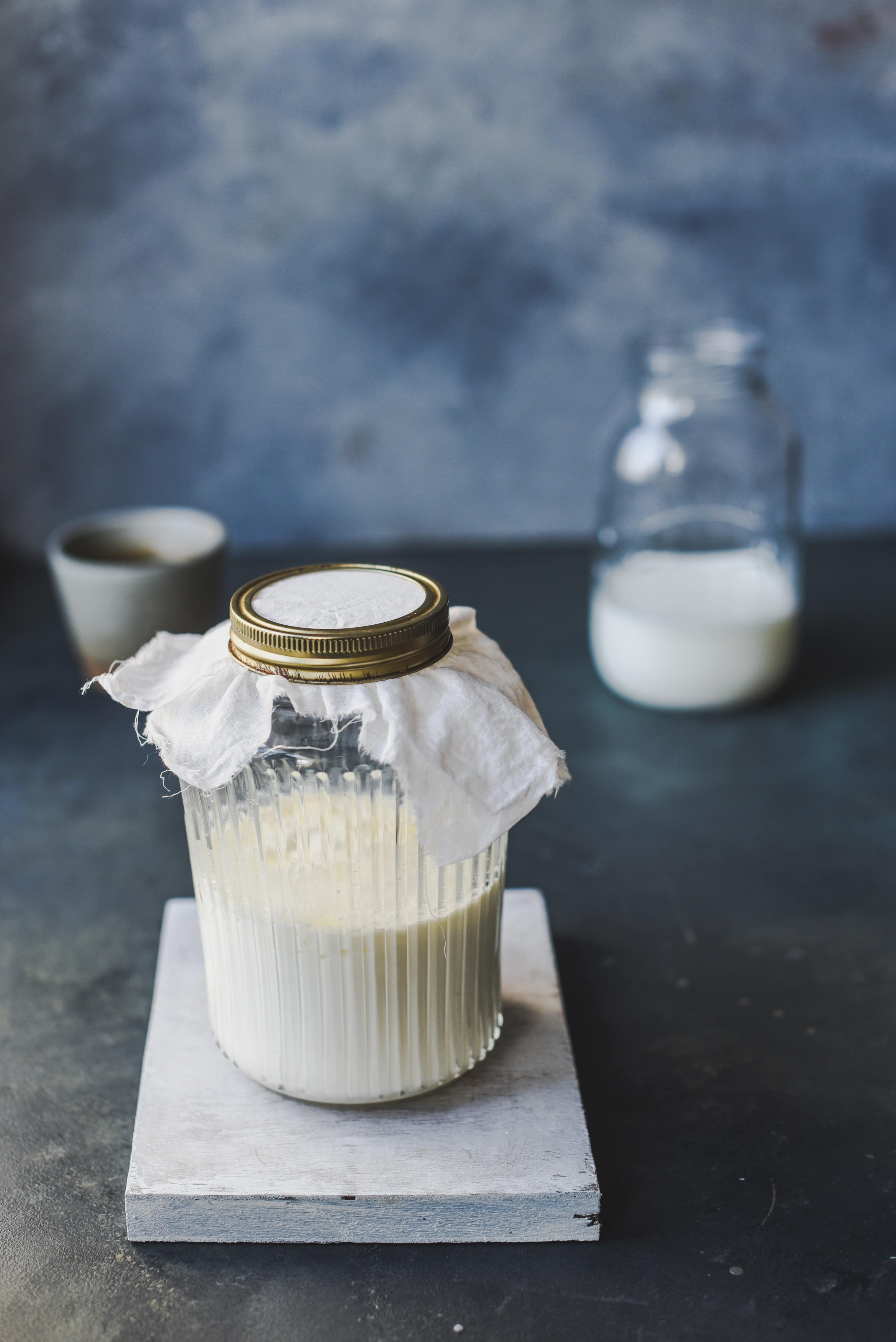 frascos con leche e inóculo listos para preparar yogur en casa