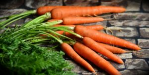 Las zanahorias son la principal fuente de Vitamina A.@congerdesign en pixabay