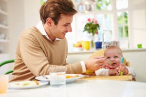 alimentación y nutrición: papá alimentando a su hijo