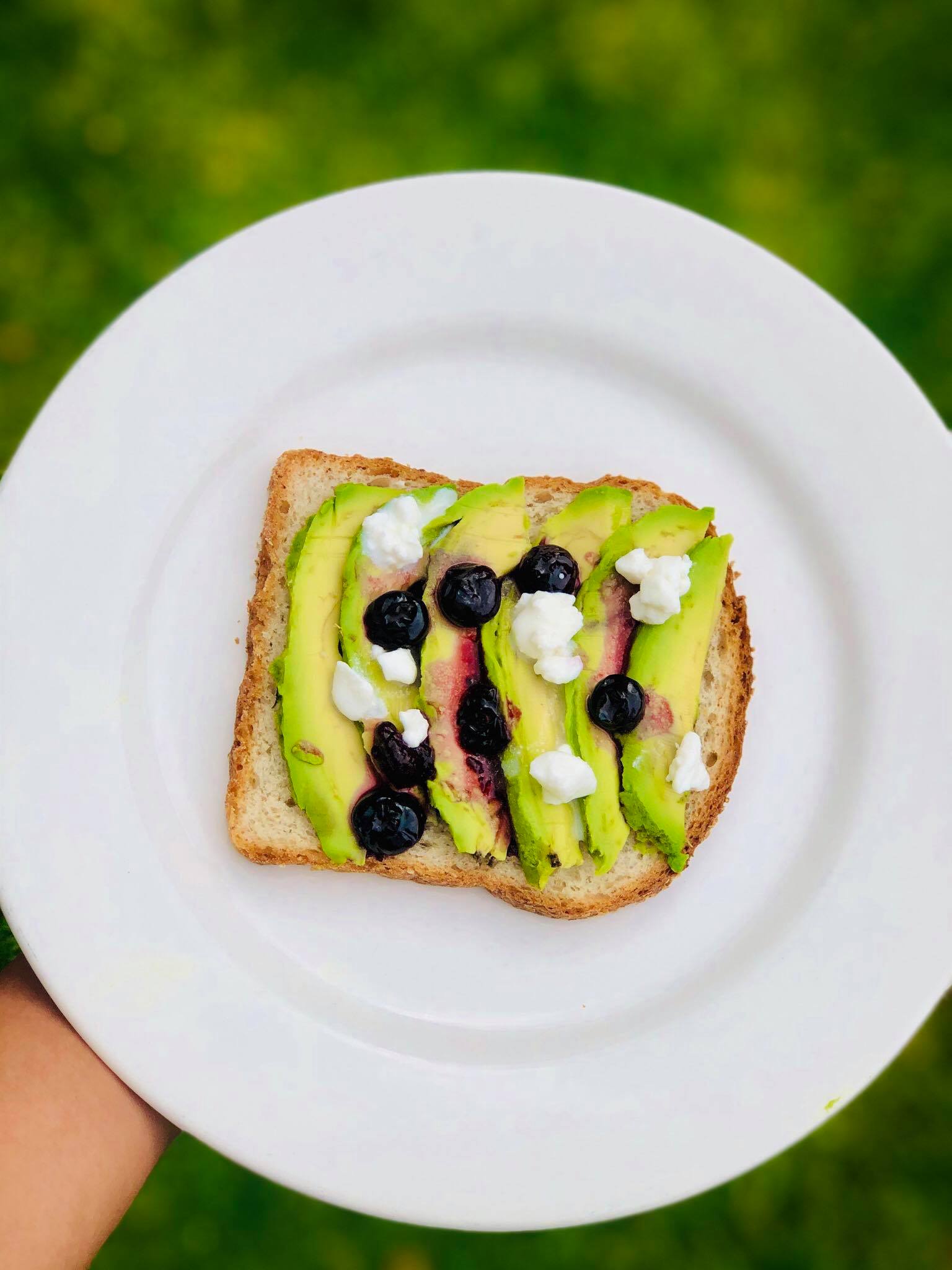 Recetas saludables para cenar: Pan con aguacate y blueberries