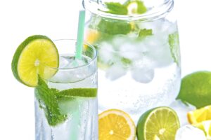 jarra de agua con limon