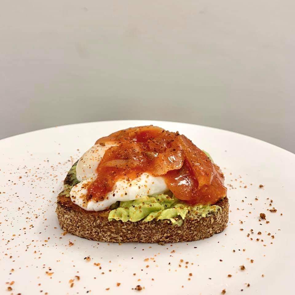 PAN TOSTADO DE PALTA Y HUEVO 