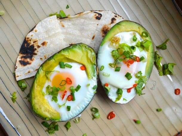 HUEVOS HORNEADOS EN AGUACATE 