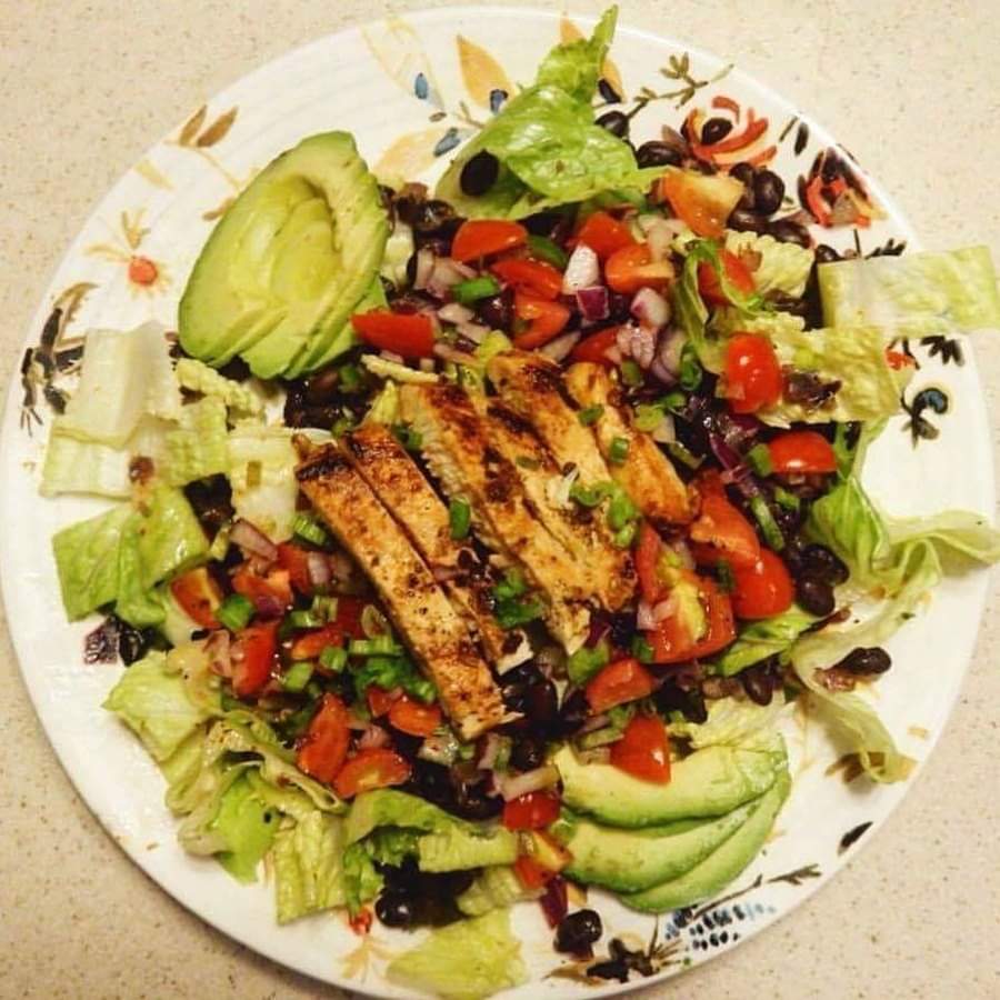 ENSALADA CON POLLO, AGUACATE, CAMOTE Y FRIJOLES NEGROS 