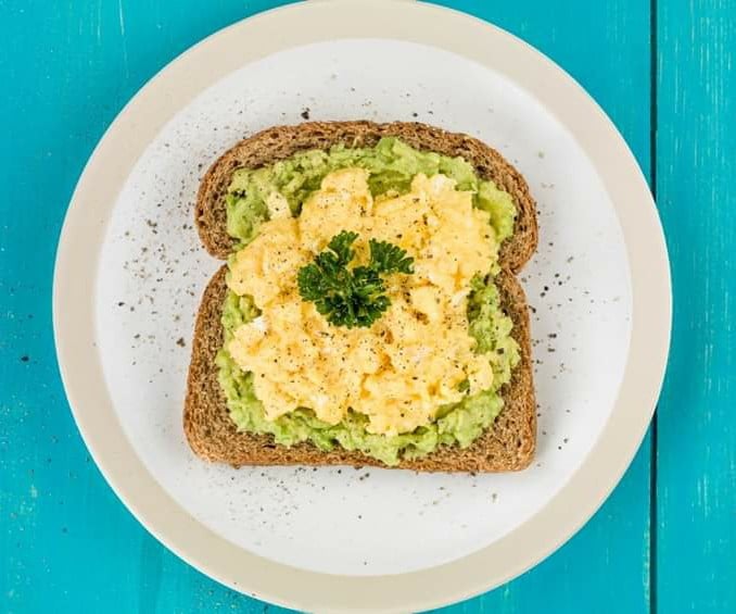 DESAYUNOS FÁCILES :TOSTADA DE AGUACATE CON HUEVO REVUELTO 