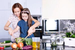 cocinando en casa en familia