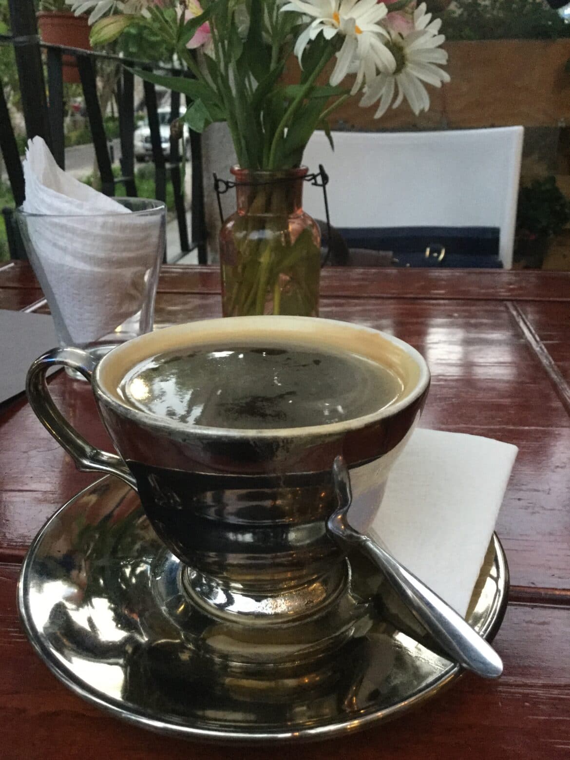 Café americano: Una bebida estimulante con cafeína.