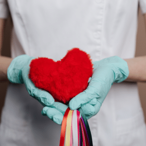 Enfermedades cardiovasculares. corazón en mano