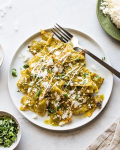 Chilaquiles verdes hechos de tortilla de maíz. @isabeleats en Instagram.