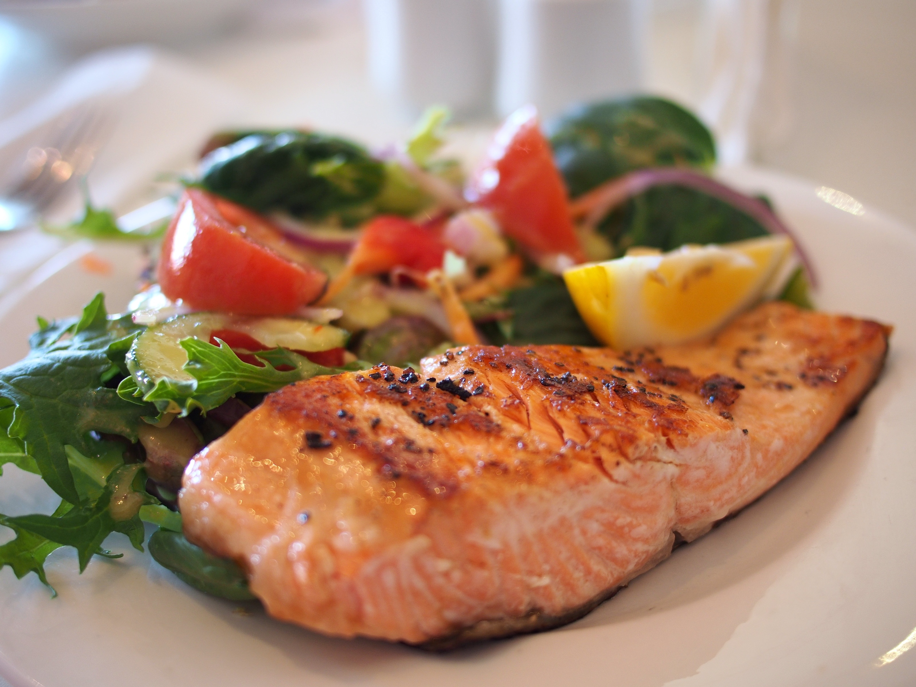 Salmón con verduras, una perfecta opción realfooder