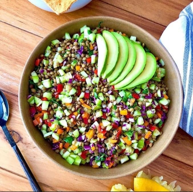 Cebolla morada y sus grandes propiedades: Ensalada de lentejas con cebolla morada. @soyalenaturale en Instagram.