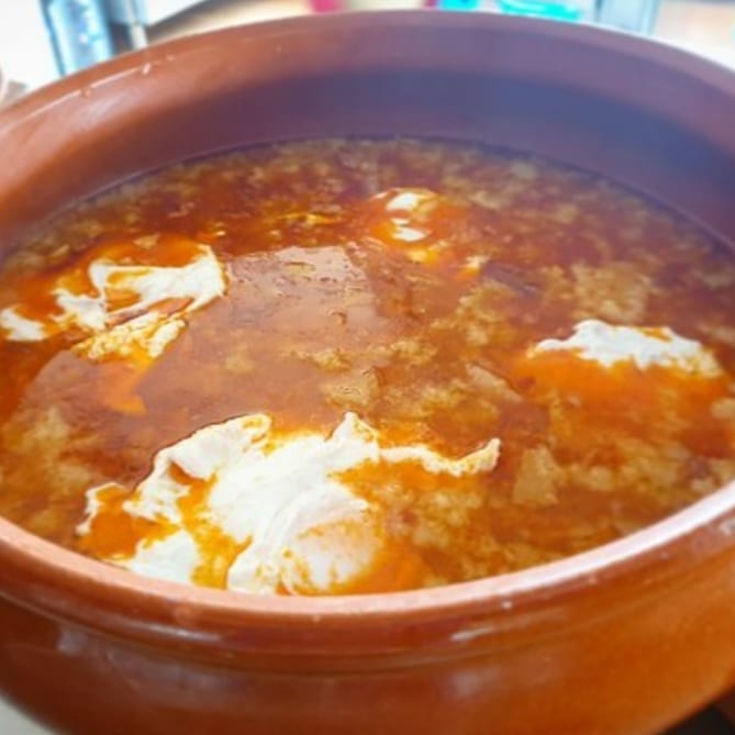 Los huevos son opcionales, pero aportan proteína y hacen que la sopa de ajo sea más nutritiva