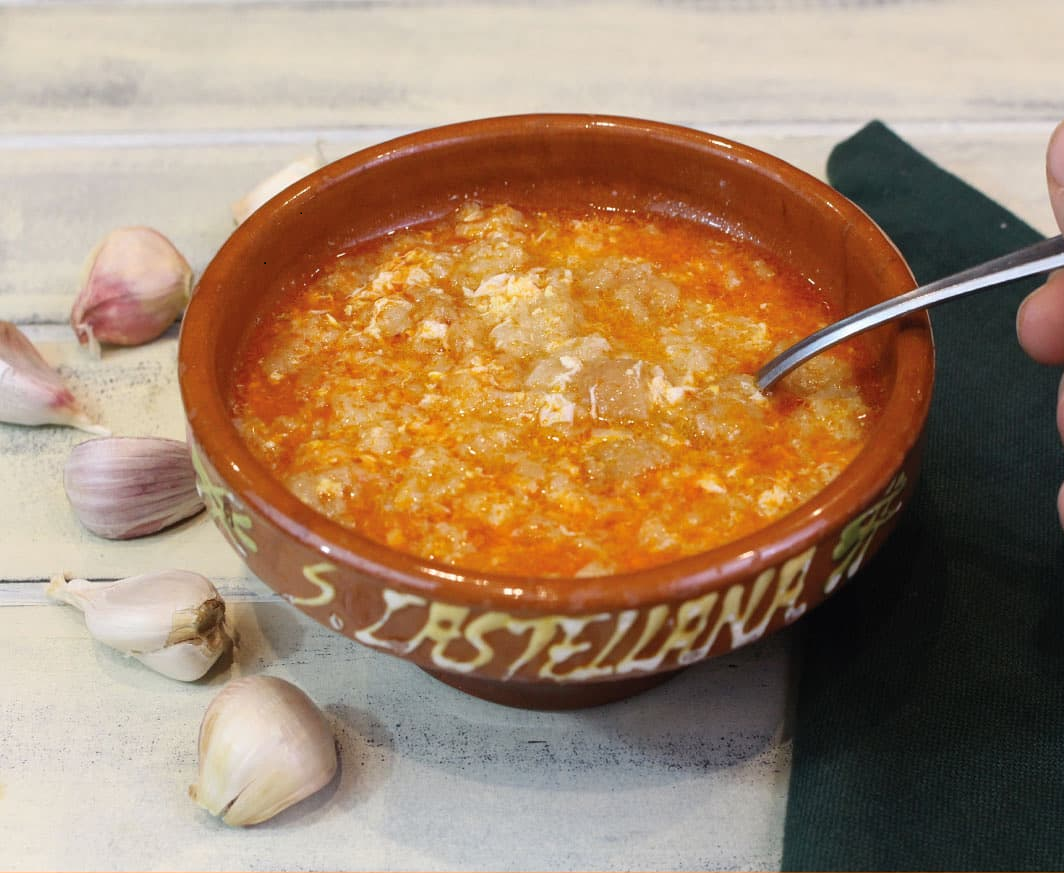 Sopa de ajo en recipiente típico