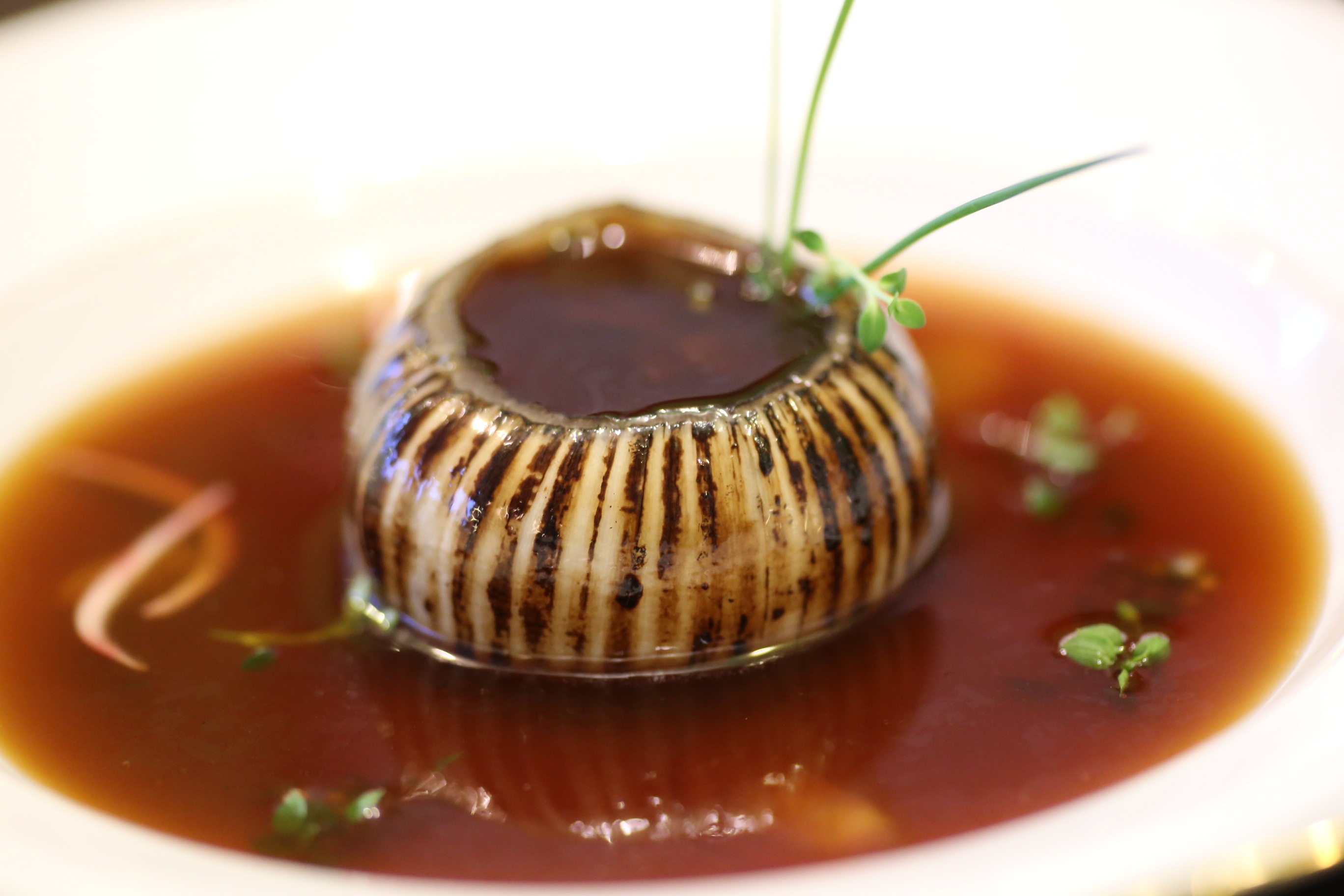 La sopa de cebolla con cerveza negra tiene un color oscuro irresistible